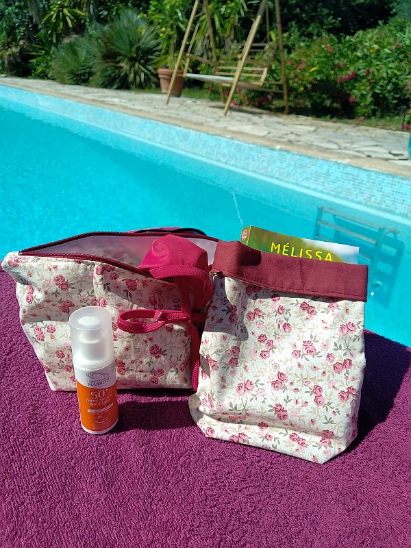 Coffret Trousse imperméable + pochette à livre Mini roses – photo 1