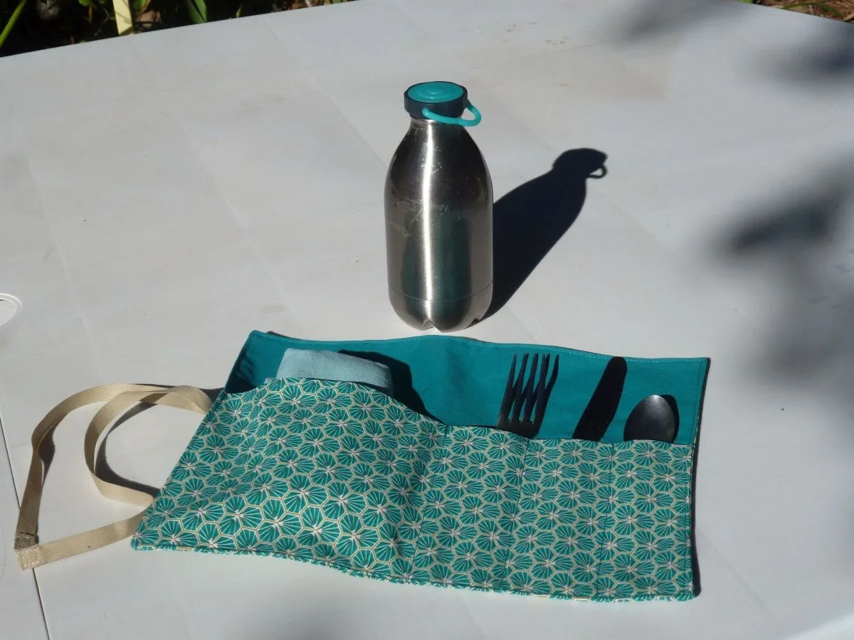Etui couverts et serviette vert géométrique (à l'unité) – photo 1