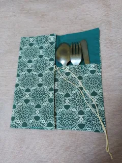 Etui couverts et serviette vert géométrique (à l'unité) miniature 2