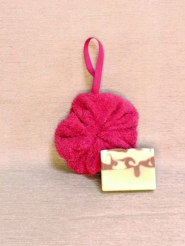 Fleur de douche lavable éponge fuschia